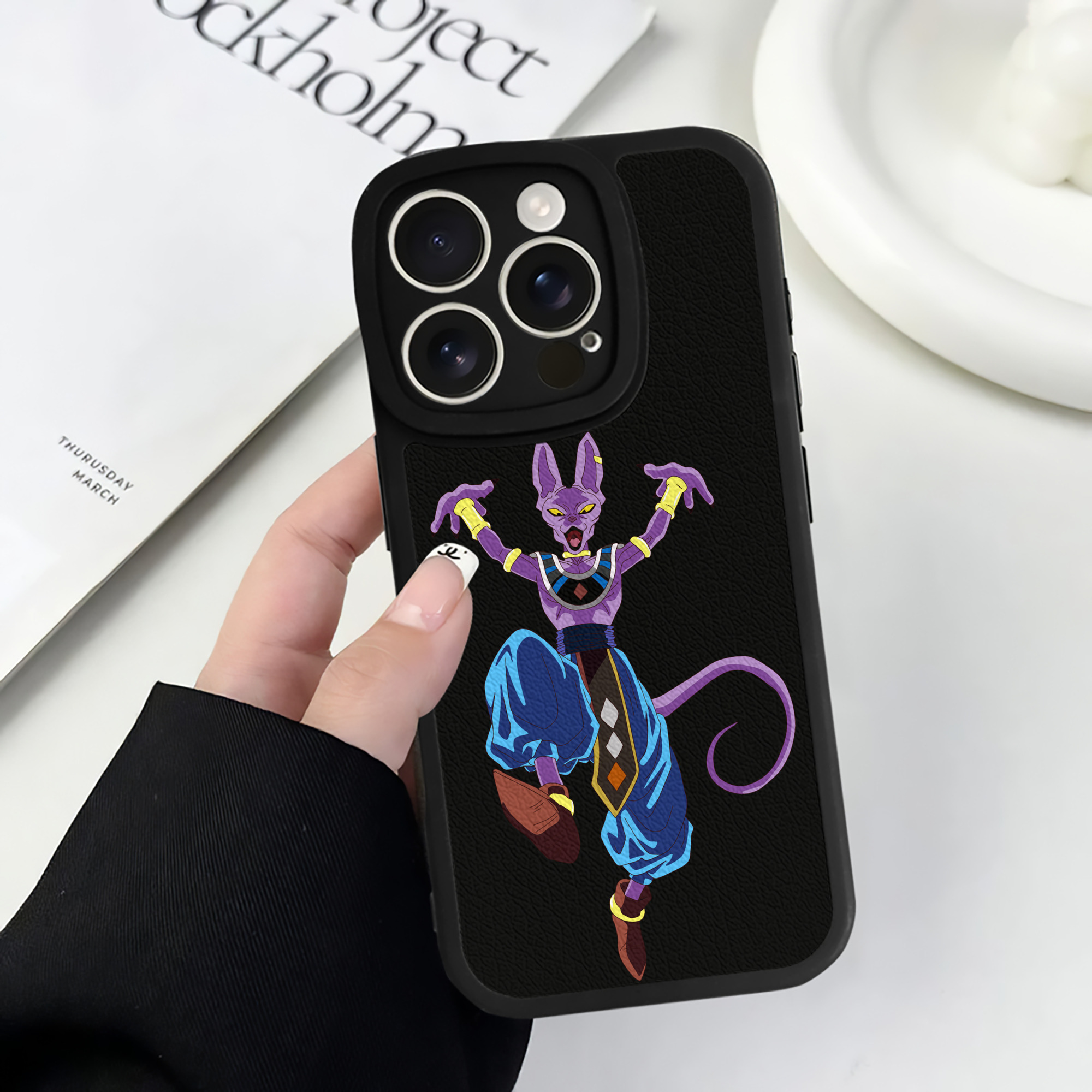 （画像用） ドラゴンボール ビルス 破壊神ビルス DRAGON BALL Beerus Birusu 【iPhone 16シリーズ対応】シリコンスマホケース（レザー調） 材質：シリコン